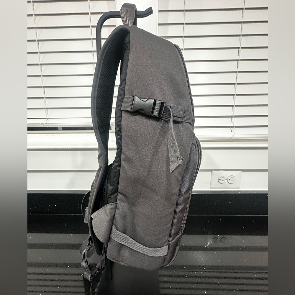 Case Logic DSLR Camera Sling Backpack - Gray - Excellent Condition - Picture 4 of 13